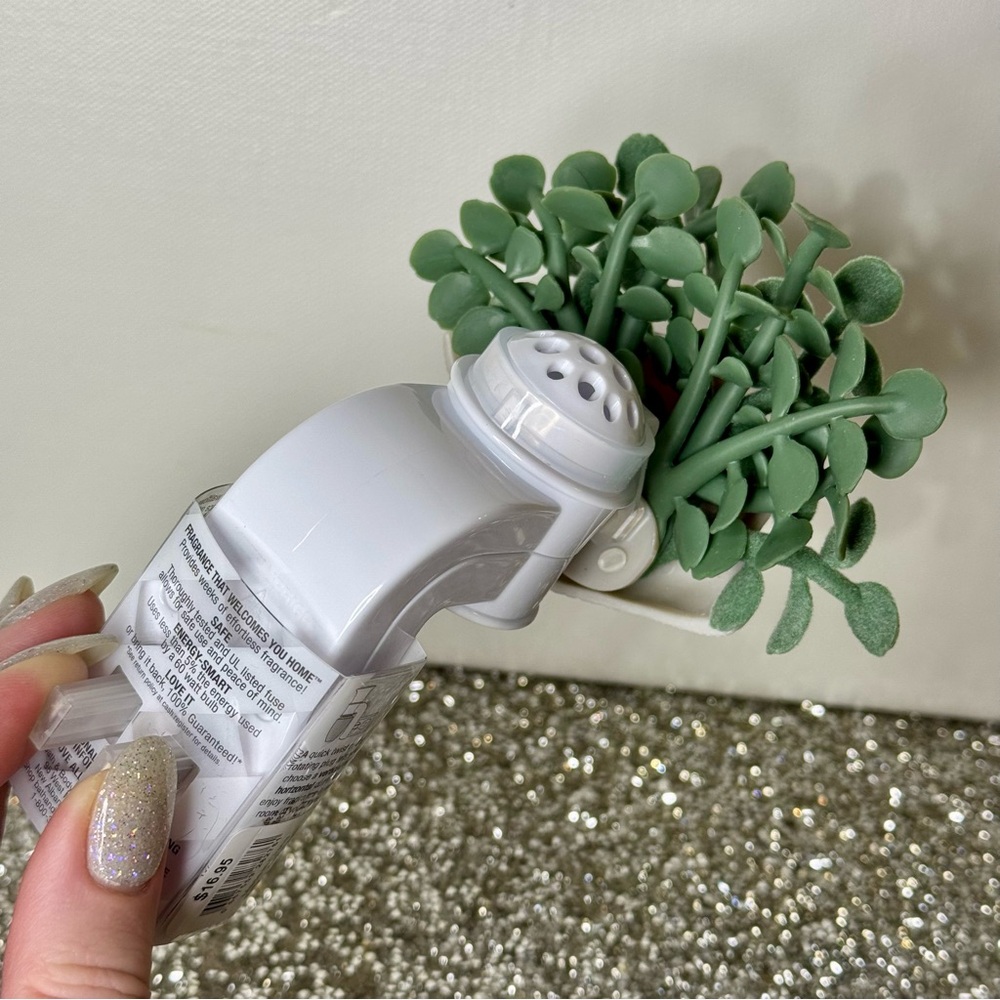 Bath & Body Works Shell & Eucalyptus Wallflower Plug In & 2 Refills NWT - Picture 7 of 7